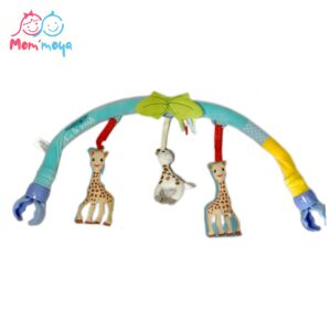 Sophie la girafe Multi-Support Activity Arch, conçue pour divertir et stimuler les bébés